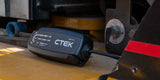 CTEK NXT 5 40-659 Batterieladegerät kompatibel mit Blei-Säure- und Lithium-Batterien, Rekonditionierungsmodus, AGM-Optimierung, Temperaturkompensation, praktischer Batterie-Wartungsgerät